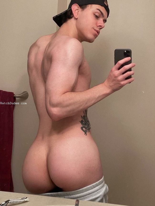 Good Looking Man Taking Nude Selfies - Nude Boy Picturesq