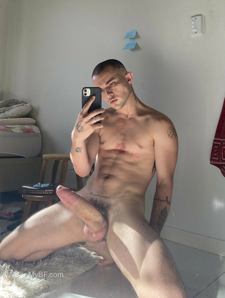 Gay And Straight Dudes Trade Nude Selfies with Huge Dick